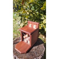 Годівниця для білок "Несподіванка" червоне дерево