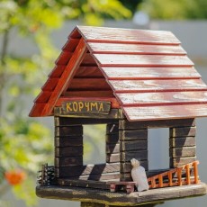 Годівниця для пташок і білок “Корчма” на ніжці