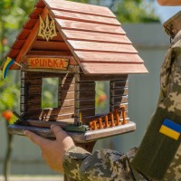Годівниця для птахів і білок “Криївка” на ніжці